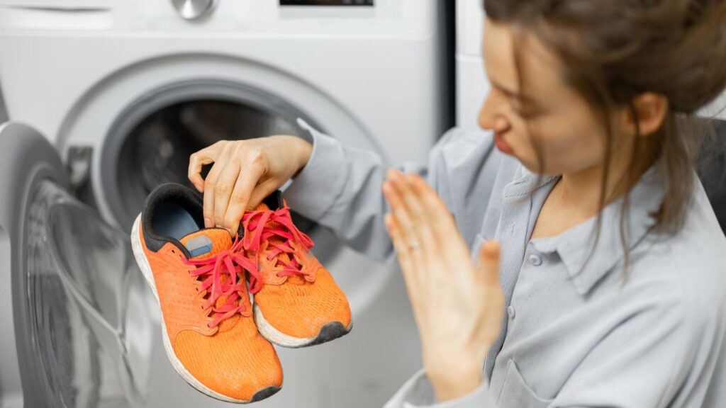 how to wash tennis shoes in washer