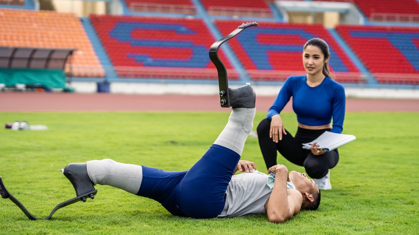 what is an athletic trainer aide?