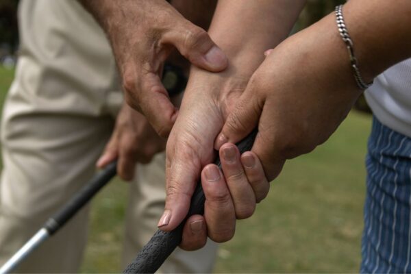 how to grip a golf club