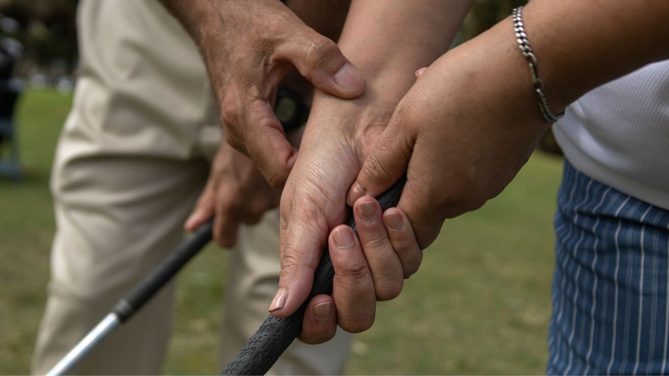 how to grip a golf club